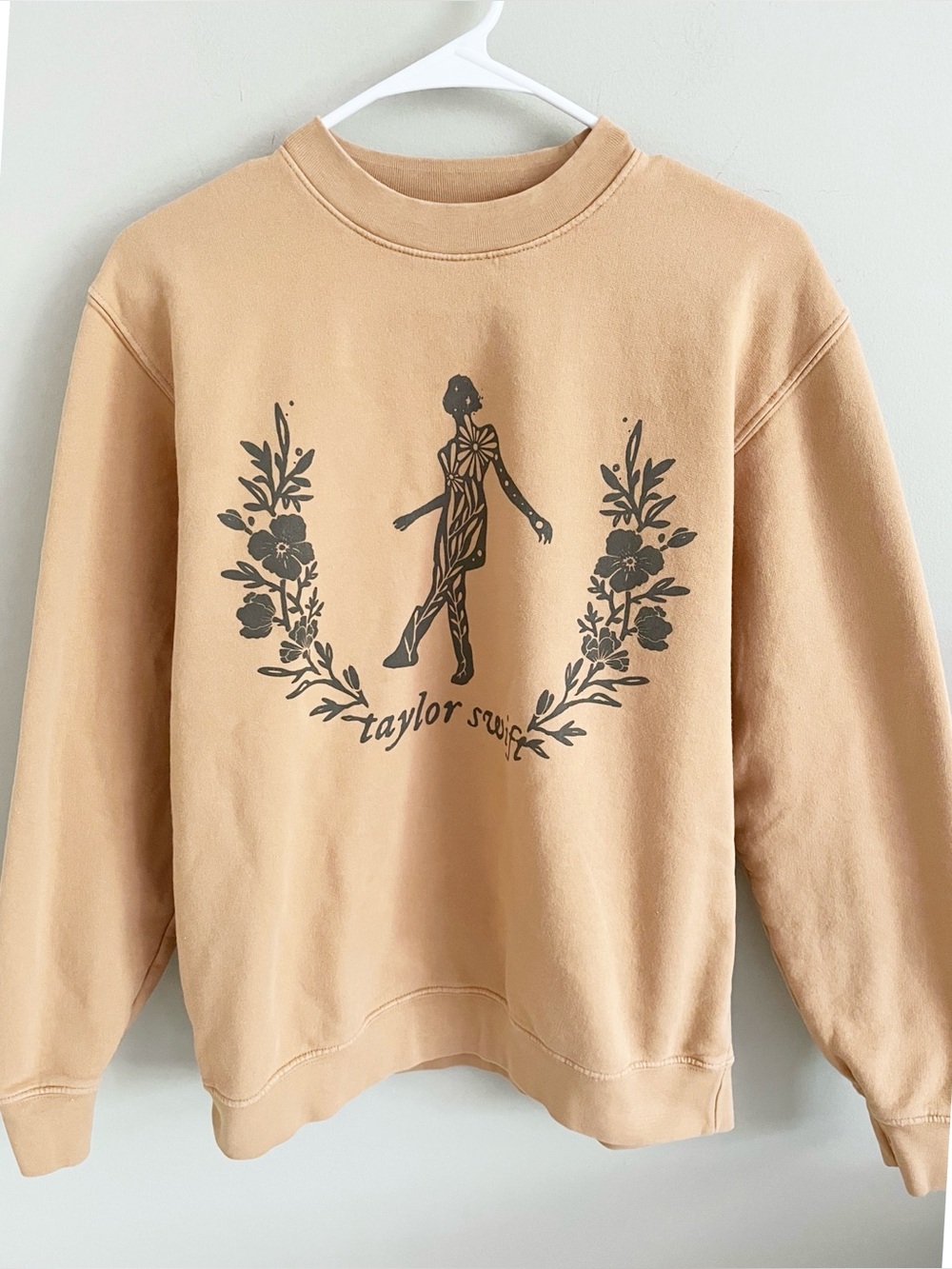 Taylor Swift Still on that Tightrope gold color sweatshirt M